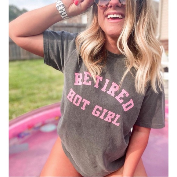 🛑 ONE LEFT SIZE M🛑Retired Hot Girl Pepper Gray Graphic Tee - Picture 2 of 3